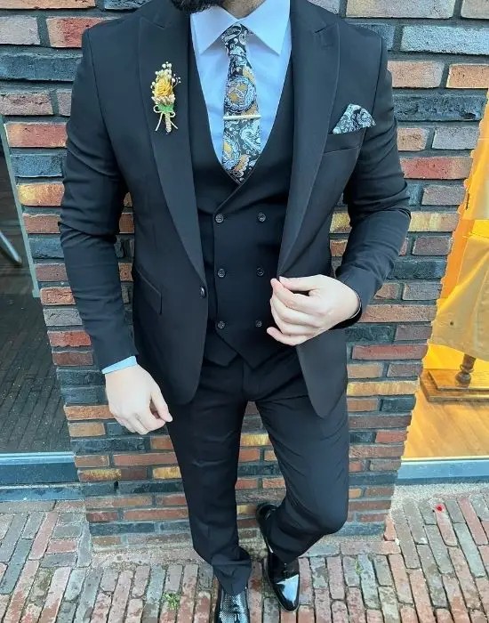 Homme en costume trois pièces noir élégant