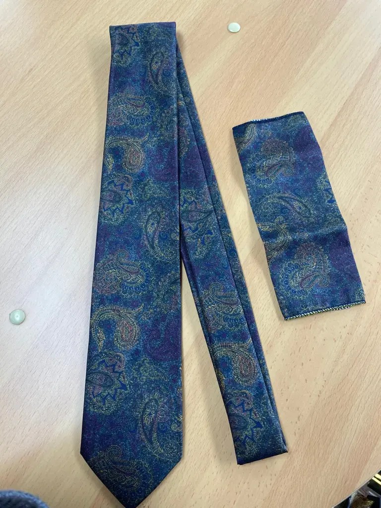 Paisley stropdas en pochet op houten tafel