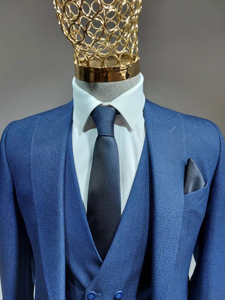 Blauw driedelig pak met stropdas en pochet