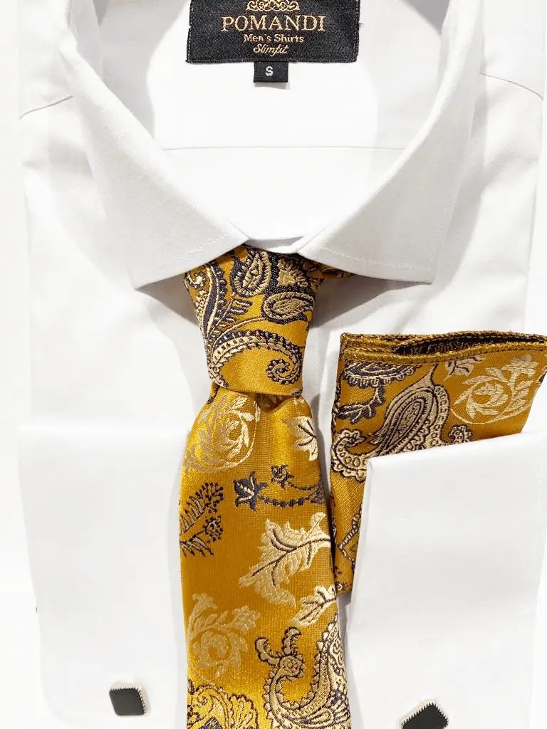 Chemise blanche avec cravate dorée à motifs paisley